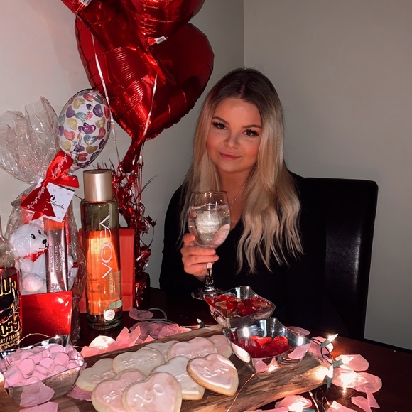 Meet your Posher, Brooke - Picture 1 of 1